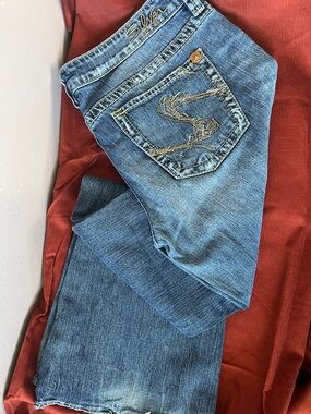 Silver Jeans Women's Blue Bootcut Jeans with Embroidered Back Pocket